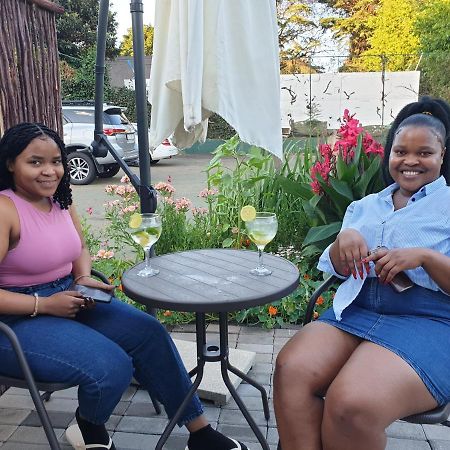 Pine Park Garden Cottages Johannesburg Esterno foto